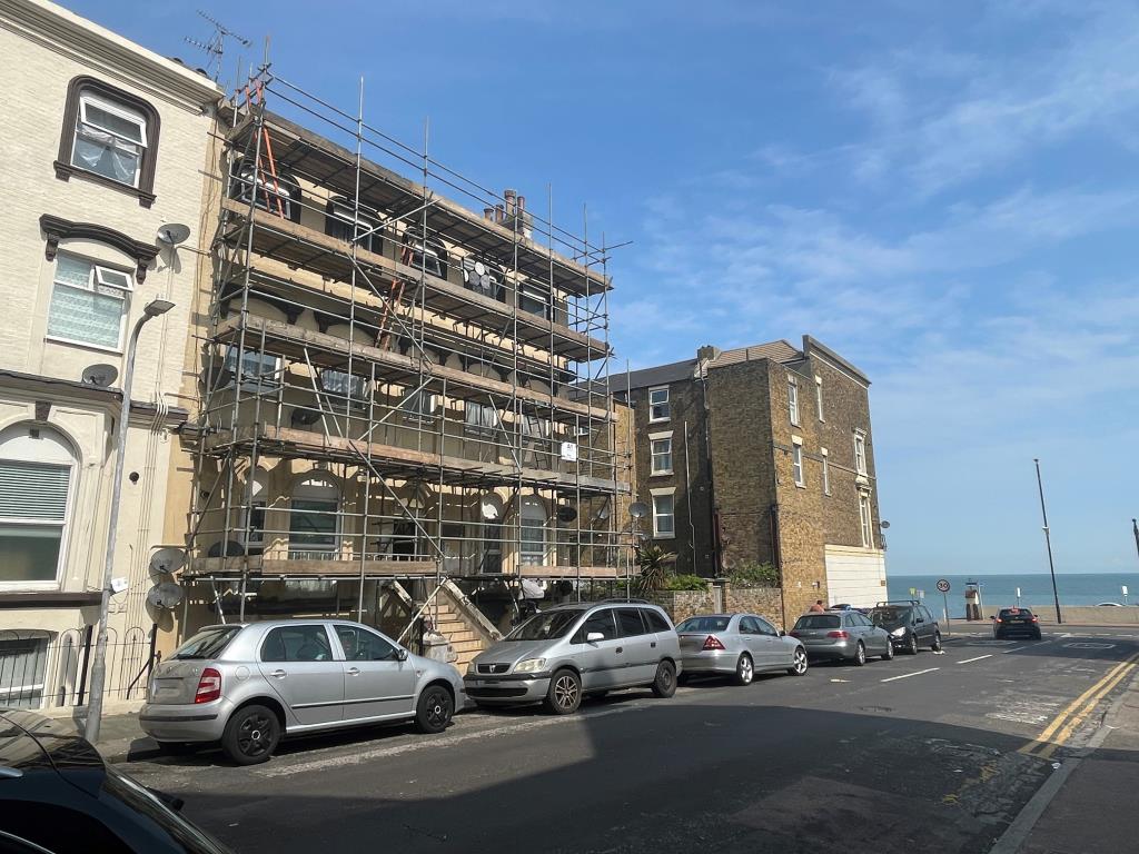 Lot: 24 - TWO-BEDROOM FLAT FOR INVESTMENT - Block of flats and view of sea